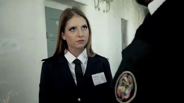 sex gái xinh mặc bikini Nữ quản ngục và anh chàng cấp dưới số hưởng